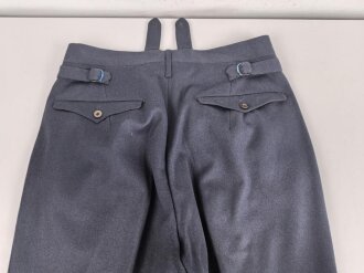 Luftwaffe, Waffenrock mit gerader Hose für einen Leutnant fliegendes Personal. Eigentumstücke in gutem Zustand, die Effekten original vernäht, Schneideretikett aus München von 1939