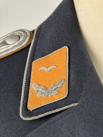 Luftwaffe, Waffenrock mit gerader Hose für einen Leutnant fliegendes Personal. Eigentumstücke in gutem Zustand, die Effekten original vernäht, Schneideretikett aus München von 1939