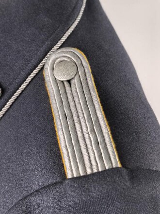 Luftwaffe, Waffenrock mit gerader Hose für einen Leutnant fliegendes Personal. Eigentumstücke in gutem Zustand, die Effekten original vernäht, Schneideretikett aus München von 1939