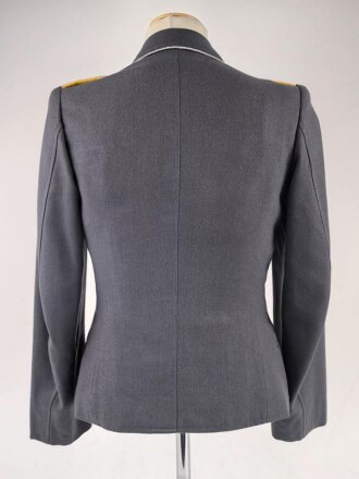 Luftwaffe, Fliegerbluse für Offiziere. Eigentumstück für einen Hauptmann des fliegenden Personal. Eigentumstück mit Schneideretikett aus Breslau von 1943