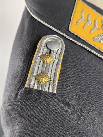 Luftwaffe, Fliegerbluse für Offiziere. Eigentumstück für einen Hauptmann des fliegenden Personal. Eigentumstück mit Schneideretikett aus Breslau von 1943