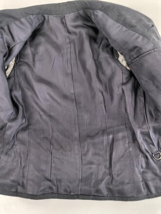 Luftwaffe, Fliegerbluse für Offiziere. Eigentumstück für einen Hauptmann des fliegenden Personal. Eigentumstück mit Schneideretikett aus Breslau von 1943