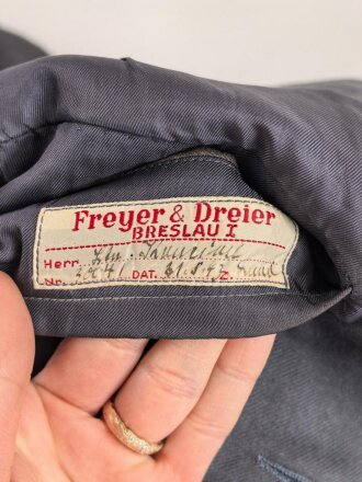 Luftwaffe, Fliegerbluse für Offiziere. Eigentumstück für einen Hauptmann des fliegenden Personal. Eigentumstück mit Schneideretikett aus Breslau von 1943