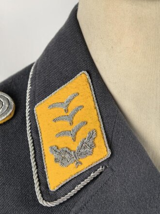 Luftwaffe, Fliegerbluse für Offiziere. Eigentumstück für einen Hauptmann des fliegenden Personal. Eigentumstück mit Schneideretikett aus Breslau von 1943