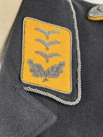 Luftwaffe, Fliegerbluse für Offiziere. Eigentumstück für einen Hauptmann des fliegenden Personal. Eigentumstück mit Schneideretikett aus Breslau von 1943