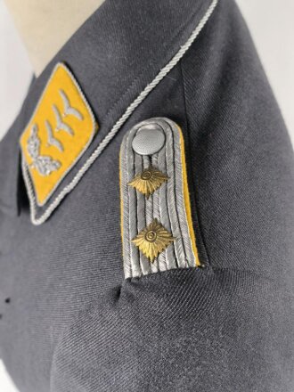 Luftwaffe, Fliegerbluse für Offiziere. Eigentumstück für einen Hauptmann des fliegenden Personal. Eigentumstück mit Schneideretikett aus Breslau von 1943