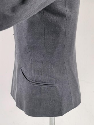 Luftwaffe, Fliegerbluse für Offiziere. Eigentumstück für einen Hauptmann des fliegenden Personal. Eigentumstück mit Schneideretikett aus Breslau von 1943