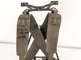 Tragegestell für das Rohr des 8cm Granatwerfer 34 der Wehrmacht. Ungereinigtes Stück, datiert 1944