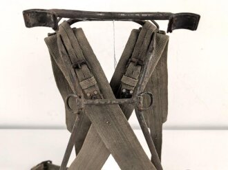 Tragegestell für das Rohr des 8cm Granatwerfer 34 der Wehrmacht. Ungereinigtes Stück, datiert 1944