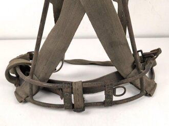 Tragegestell für das Rohr des 8cm Granatwerfer 34 der Wehrmacht. Ungereinigtes Stück, datiert 1944