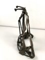 Tragegestell für das Rohr des 8cm Granatwerfer 34 der Wehrmacht. Ungereinigtes Stück, datiert 1944