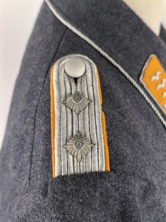 Luftwaffe, Waffenrock für einen Hauptmann im Jagdgeschwader 135. Kammerstück mit wenigen kleinen Mottenlöchern, sonst sehr gut