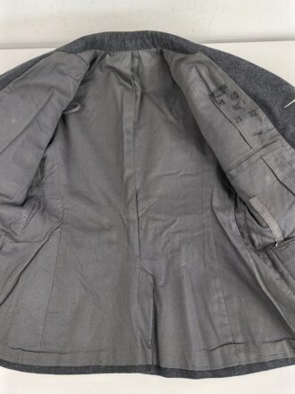 Luftwaffe, Waffenrock für einen Hauptmann im Jagdgeschwader 135. Kammerstück mit wenigen kleinen Mottenlöchern, sonst sehr gut
