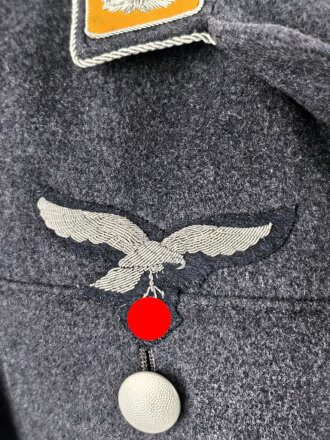 Luftwaffe, Waffenrock für einen Hauptmann im Jagdgeschwader 135. Kammerstück mit wenigen kleinen Mottenlöchern, sonst sehr gut