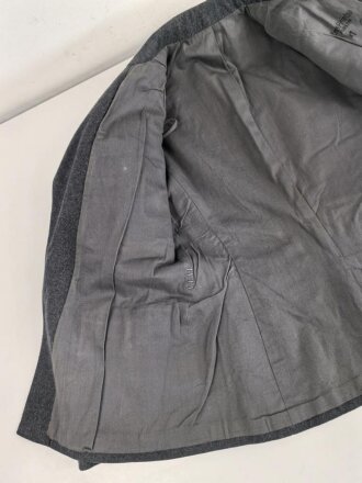 Luftwaffe, Waffenrock für einen Hauptmann im Jagdgeschwader 135. Kammerstück mit wenigen kleinen Mottenlöchern, sonst sehr gut