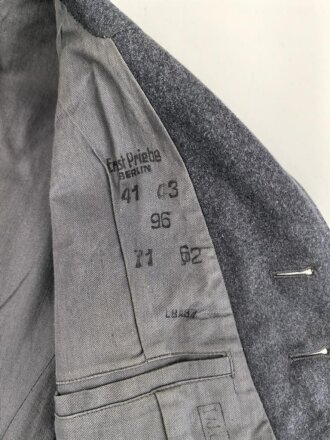 Luftwaffe, Waffenrock für einen Hauptmann im Jagdgeschwader 135. Kammerstück mit wenigen kleinen Mottenlöchern, sonst sehr gut