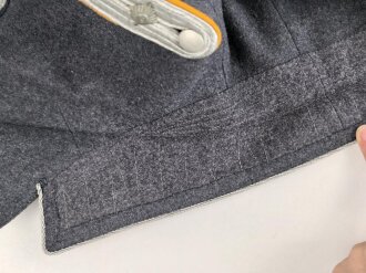 Luftwaffe, Waffenrock für einen Hauptmann im Jagdgeschwader 135. Kammerstück mit wenigen kleinen Mottenlöchern, sonst sehr gut