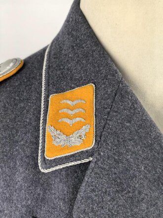 Luftwaffe, Waffenrock für einen Hauptmann im Jagdgeschwader 135. Kammerstück mit wenigen kleinen Mottenlöchern, sonst sehr gut