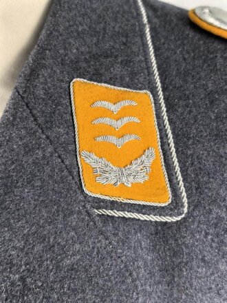 Luftwaffe, Waffenrock für einen Hauptmann im Jagdgeschwader 135. Kammerstück mit wenigen kleinen Mottenlöchern, sonst sehr gut