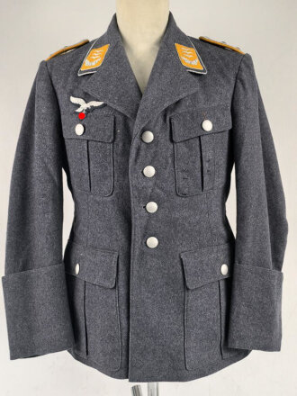 Luftwaffe, Waffenrock für einen Hauptmann im Jagdgeschwader 135. Kammerstück mit wenigen kleinen Mottenlöchern, sonst sehr gut