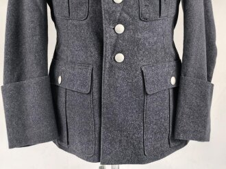 Luftwaffe, Waffenrock für einen Hauptmann im Jagdgeschwader 135. Kammerstück mit wenigen kleinen Mottenlöchern, sonst sehr gut