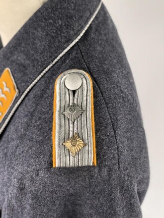 Luftwaffe, Waffenrock für einen Hauptmann im Jagdgeschwader 135. Kammerstück mit wenigen kleinen Mottenlöchern, sonst sehr gut