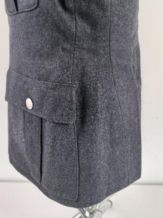 Luftwaffe, Waffenrock für einen Hauptmann im Jagdgeschwader 135. Kammerstück mit wenigen kleinen Mottenlöchern, sonst sehr gut