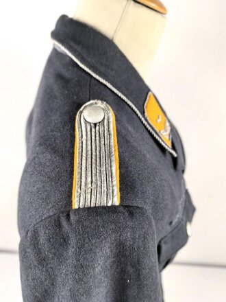 Luftwaffe, Waffenrock für einen Leutnant fliegenes Personal. Eigentumstsück mit Schneideretikett aus München