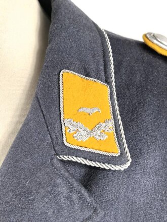 Luftwaffe, Waffenrock für einen Leutnant fliegenes Personal. Eigentumstsück mit Schneideretikett aus München