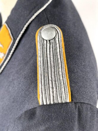Luftwaffe, Waffenrock für einen Leutnant fliegenes Personal. Eigentumstsück mit Schneideretikett aus München