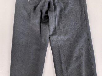 Luftwaffe, gerade Hose für einen Offizier. Stark getragenes Eigentumstsück mit diversen Reparaturstellen