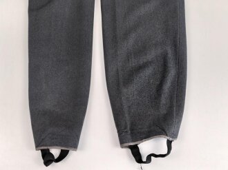 Luftwaffe, gerade Hose für einen Offizier. Stark getragenes Eigentumstsück mit diversen Reparaturstellen