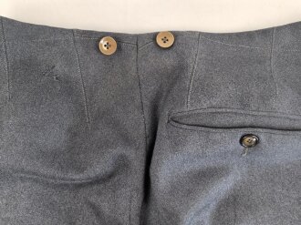 Luftwaffe, gerade Hose für einen Offizier. Stark getragenes Eigentumstsück mit diversen Reparaturstellen