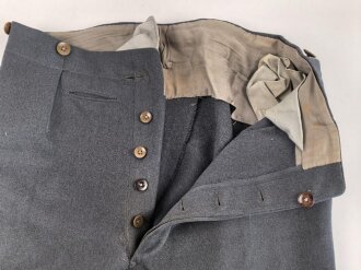 Luftwaffe, gerade Hose für einen Offizier. Stark getragenes Eigentumstsück mit diversen Reparaturstellen