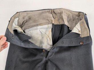 Luftwaffe, gerade Hose für einen Offizier. Stark getragenes Eigentumstsück mit diversen Reparaturstellen