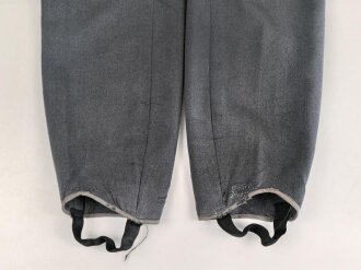 Luftwaffe, gerade Hose für einen Offizier. Stark getragenes Eigentumstsück mit diversen Reparaturstellen