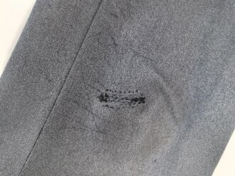 Luftwaffe, gerade Hose für einen Offizier. Stark getragenes Eigentumstsück mit diversen Reparaturstellen