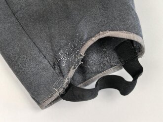 Luftwaffe, gerade Hose für einen Offizier. Stark getragenes Eigentumstsück mit diversen Reparaturstellen