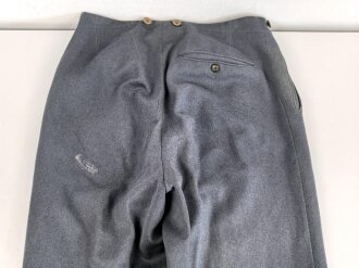 Luftwaffe, gerade Hose für einen Offizier. Stark getragenes Eigentumstsück mit diversen Reparaturstellen
