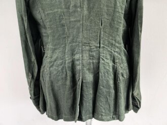 Heer, Feldbluse Modell 1943 für Mannschaften. Ausführung in Drillichmaterial, Kammerstück in sehr gutem Zustand, der Adler nachträglich vernäht