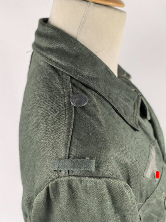 Heer, Feldbluse Modell 1943 für Mannschaften. Ausführung in Drillichmaterial, Kammerstück in sehr gutem Zustand, der Adler nachträglich vernäht