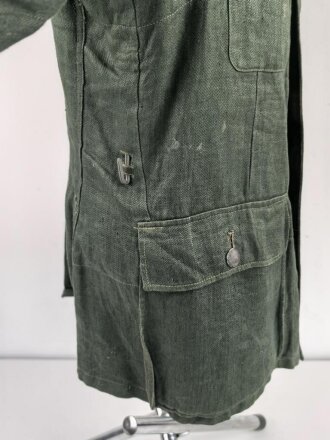 Heer, Feldbluse Modell 1943 für Mannschaften. Ausführung in Drillichmaterial, Kammerstück in sehr gutem Zustand, der Adler nachträglich vernäht