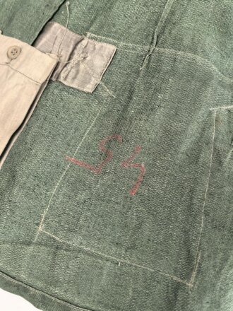 Heer, Feldbluse Modell 1943 für Mannschaften. Ausführung in Drillichmaterial, Kammerstück in sehr gutem Zustand, der Adler nachträglich vernäht