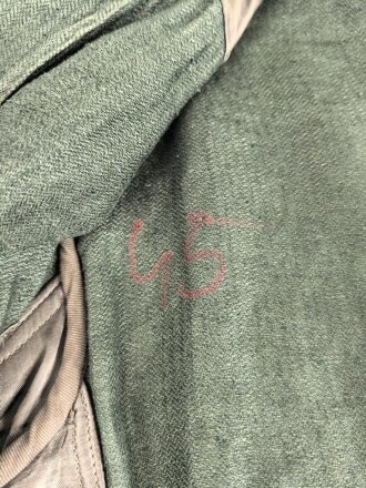 Heer, Feldbluse Modell 1943 für Mannschaften. Ausführung in Drillichmaterial, Kammerstück in sehr gutem Zustand, der Adler nachträglich vernäht
