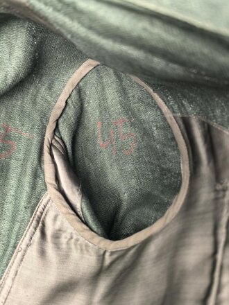 Heer, Feldbluse Modell 1943 für Mannschaften. Ausführung in Drillichmaterial, Kammerstück in sehr gutem Zustand, der Adler nachträglich vernäht