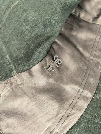 Heer, Feldbluse Modell 1943 für Mannschaften. Ausführung in Drillichmaterial, Kammerstück in sehr gutem Zustand, der Adler nachträglich vernäht