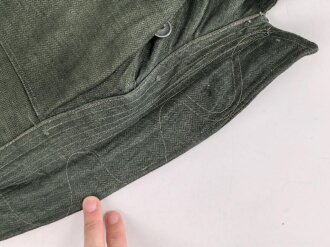 Heer, Feldbluse Modell 1943 für Mannschaften. Ausführung in Drillichmaterial, Kammerstück in sehr gutem Zustand, der Adler nachträglich vernäht