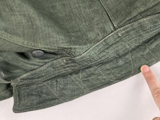 Heer, Feldbluse Modell 1943 für Mannschaften. Ausführung in Drillichmaterial, Kammerstück in sehr gutem Zustand, der Adler nachträglich vernäht