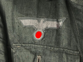 Heer, Feldbluse Modell 1943 für Mannschaften. Ausführung in Drillichmaterial, Kammerstück in sehr gutem Zustand, der Adler nachträglich vernäht