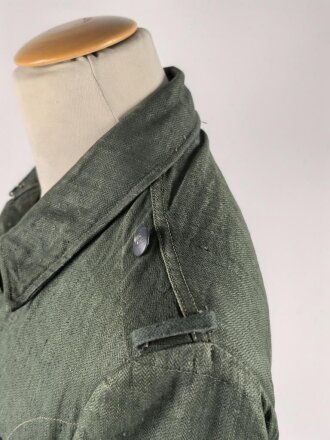 Heer, Feldbluse Modell 1943 für Mannschaften. Ausführung in Drillichmaterial, Kammerstück in sehr gutem Zustand, der Adler nachträglich vernäht